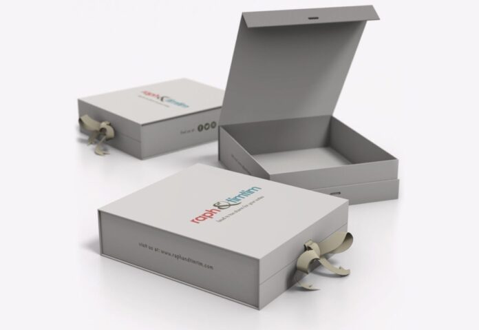 Magnetic closure boxes